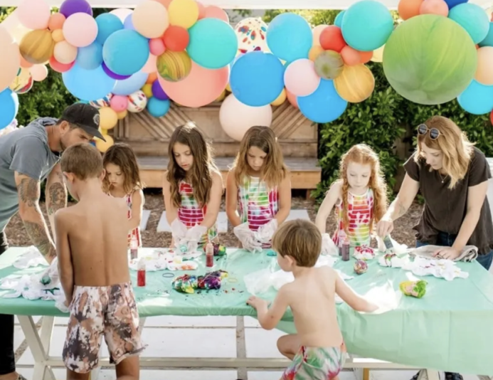 Party tie-dye - Ideas de festas de aniversario ao aire libre para nenos de 5 anos